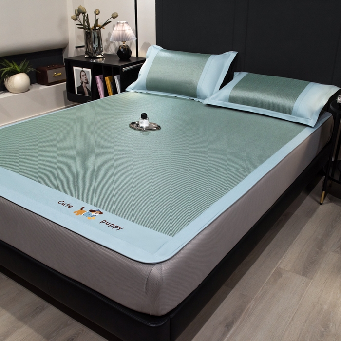 91家纺网 家纺一手货源 找家纺 倾慕家纺 2025新款倾慕刺绣冰藤席 刺绣小狗绿色床笠款