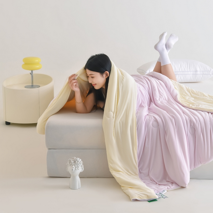 91家纺网 家纺一手货源 找家纺 圣尔雅2025新款A类高克重锦纶氨纶黑科技凉感夏被冰激凌空调被夏凉被 淡紫粉+黄