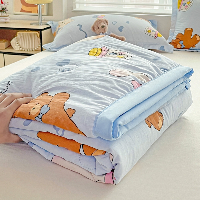 91家纺网 家纺一手货源 找家纺 富艺隆 2025新款水洗棉印花夏被 小猫逃离记