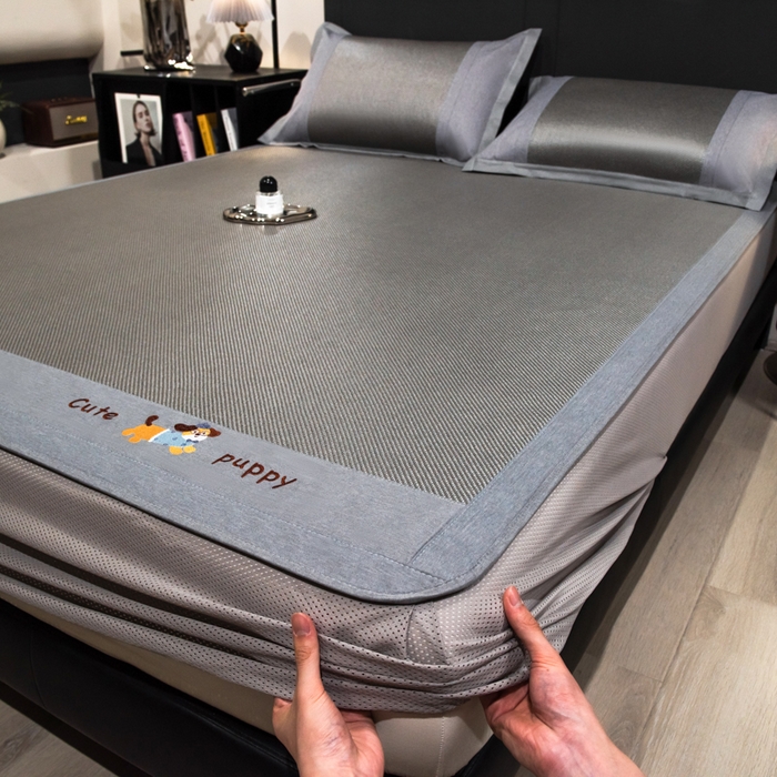 91家纺网 家纺一手货源 找家纺 倾慕家纺 2025新款倾慕刺绣冰藤席 刺绣小狗灰色床笠款