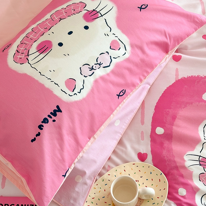 91家纺网 家纺一手货源 找家纺 2025新款全棉大版卡通数码印花纯棉四件套 爱心猫