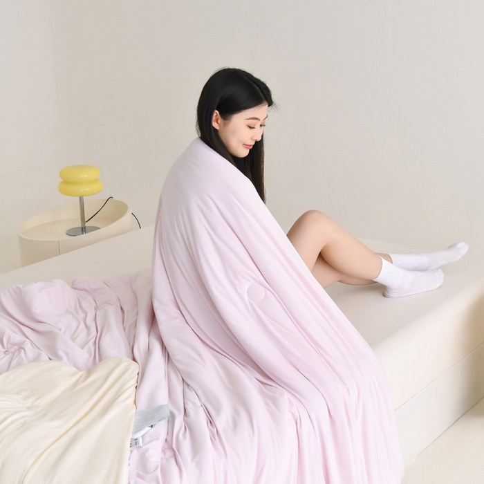 91家纺网 家纺一手货源 找家纺 圣尔雅2025新款A类高克重锦纶氨纶黑科技凉感夏被冰激凌空调被夏凉被 淡紫粉+黄