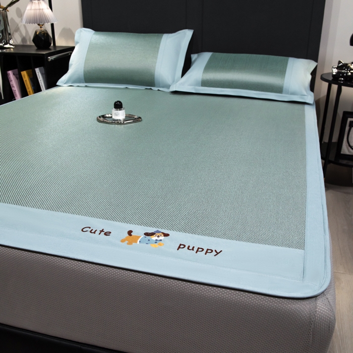 91家纺网 家纺一手货源 找家纺 倾慕家纺 2025新款倾慕刺绣冰藤席 刺绣小狗绿色床笠款