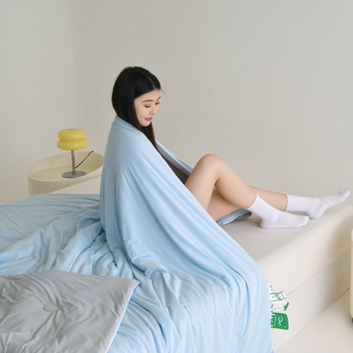 91家纺网 家纺一手货源 找家纺 圣尔雅2025新款A类高克重锦纶氨纶黑科技凉感夏被冰激凌空调被夏凉被 海水蓝+灰