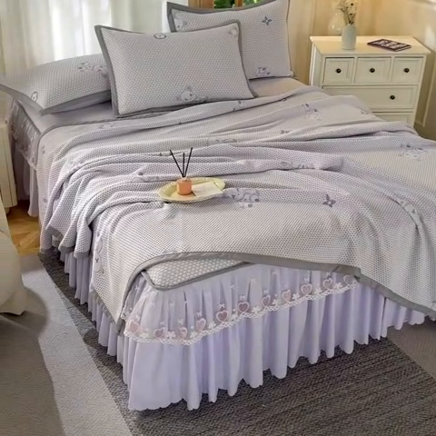 91家纺网 家纺一手货源 找家纺 品乐家纺  2025新款床裙款提花冰豆豆套件凉席席子 浅紫