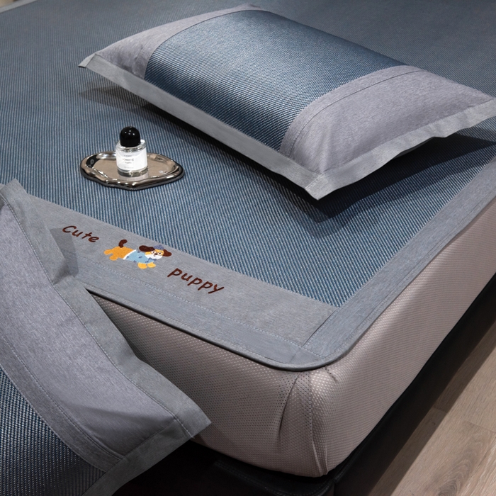 91家纺网 家纺一手货源 找家纺 倾慕家纺 2025新款倾慕刺绣冰藤席 刺绣小狗蓝色床笠款