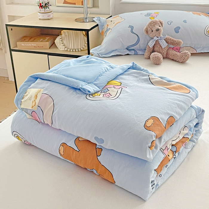 91家纺网 家纺一手货源 找家纺 富艺隆 2025新款水洗棉印花夏被 小猫逃离记