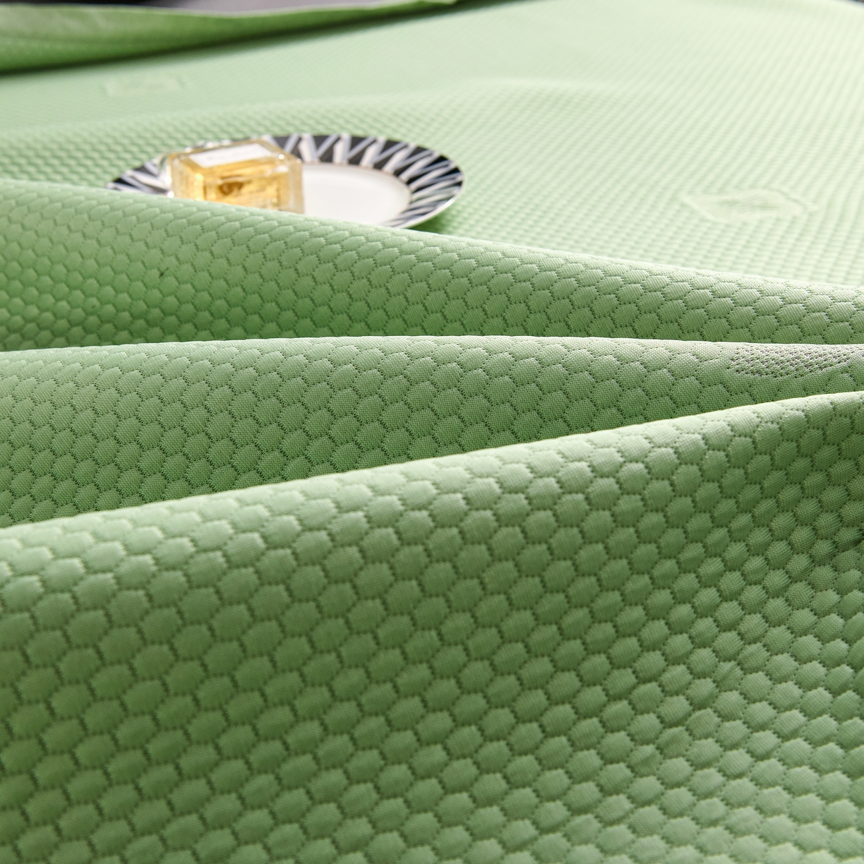 91家纺网 家纺一手货源 找家纺 青雅席业 2025年新款凉感因子母婴级凉感丝豆豆席床裙款 床裙香奈儿-水绿