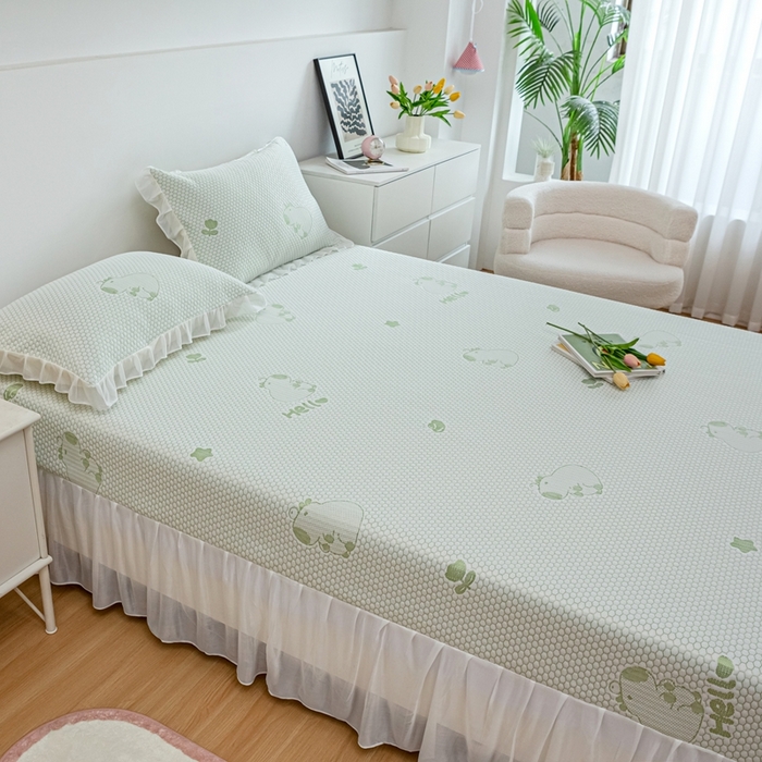 91家纺网 家纺一手货源 找家纺 春寻家纺 2025新款凉豆豆冰丝凉席席子-床裙款 卡皮巴拉-绿