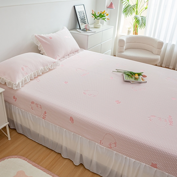 91家纺网 家纺一手货源 找家纺 春寻家纺 2025新款凉豆豆冰丝凉席席子-床裙款 卡皮巴拉-粉