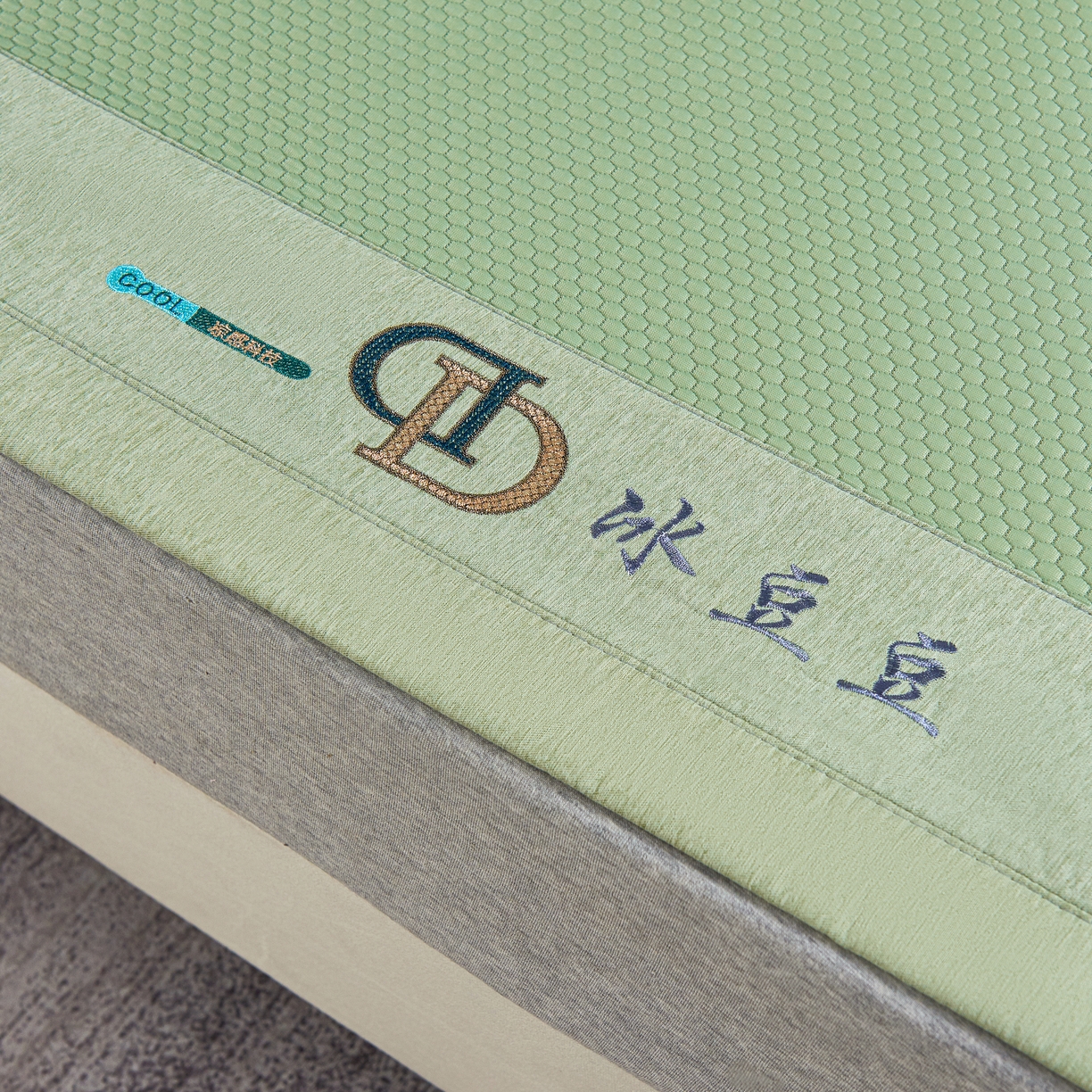 91家纺网 家纺一手货源 找家纺 青雅席业 2025年新款凉感因子母婴级凉感丝豆豆席 香奈儿-水绿