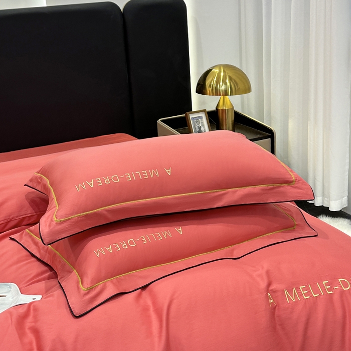 91家纺网 家纺一手货源 找家纺 宇彬家纺 2025新款直播热款13374全棉母婴级压线一字绣宽边枕套被套纯色滚边麻绳四件套贡缎新疆长绒 梦系列-宝石红