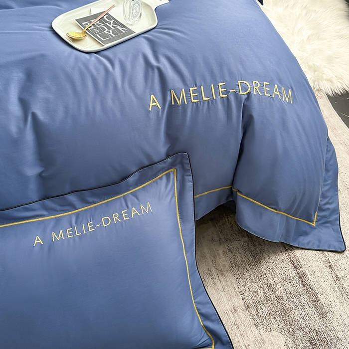 91家纺网 家纺一手货源 找家纺 宇彬家纺 2025新款直播热款13374全棉母婴级压线一字绣宽边枕套被套纯色滚边麻绳四件套贡缎新疆长绒 梦系列-宾利蓝