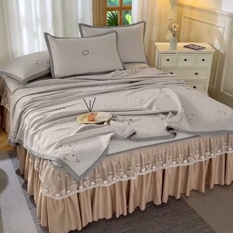 91家纺网 家纺一手货源 找家纺 品乐家纺  2025新款床裙款提花冰豆豆套件凉席席子 浅驼
