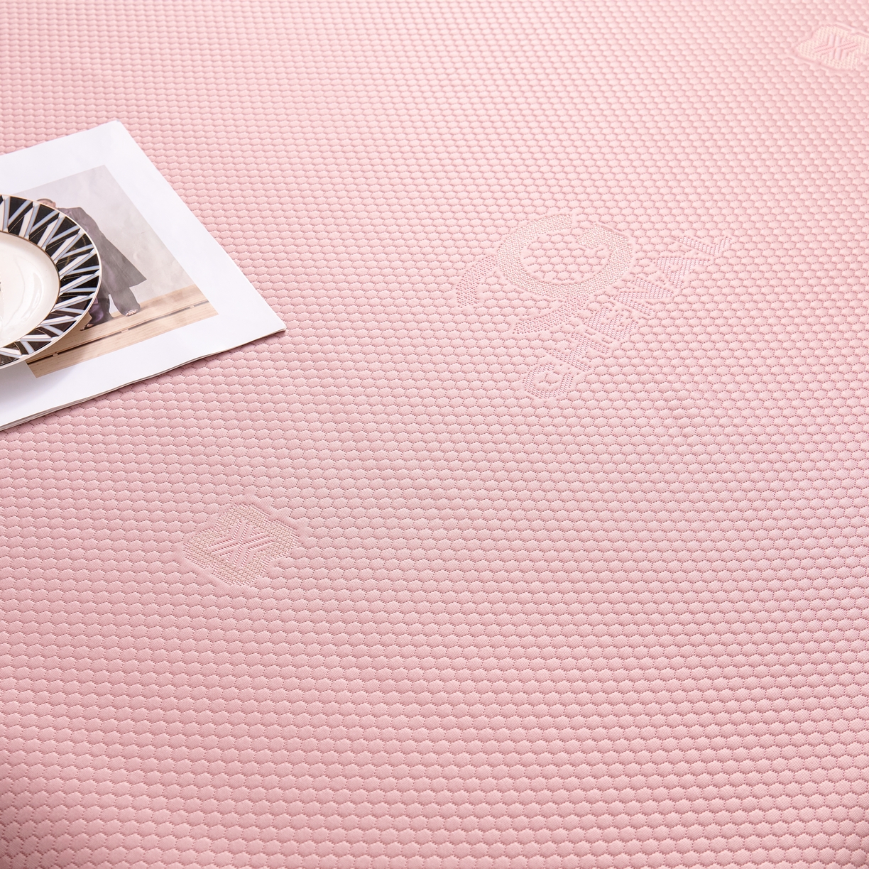 91家纺网 家纺一手货源 找家纺 青雅席业 2025年新款凉感因子母婴级凉感丝豆豆席床裙款 床裙香奈儿-粉