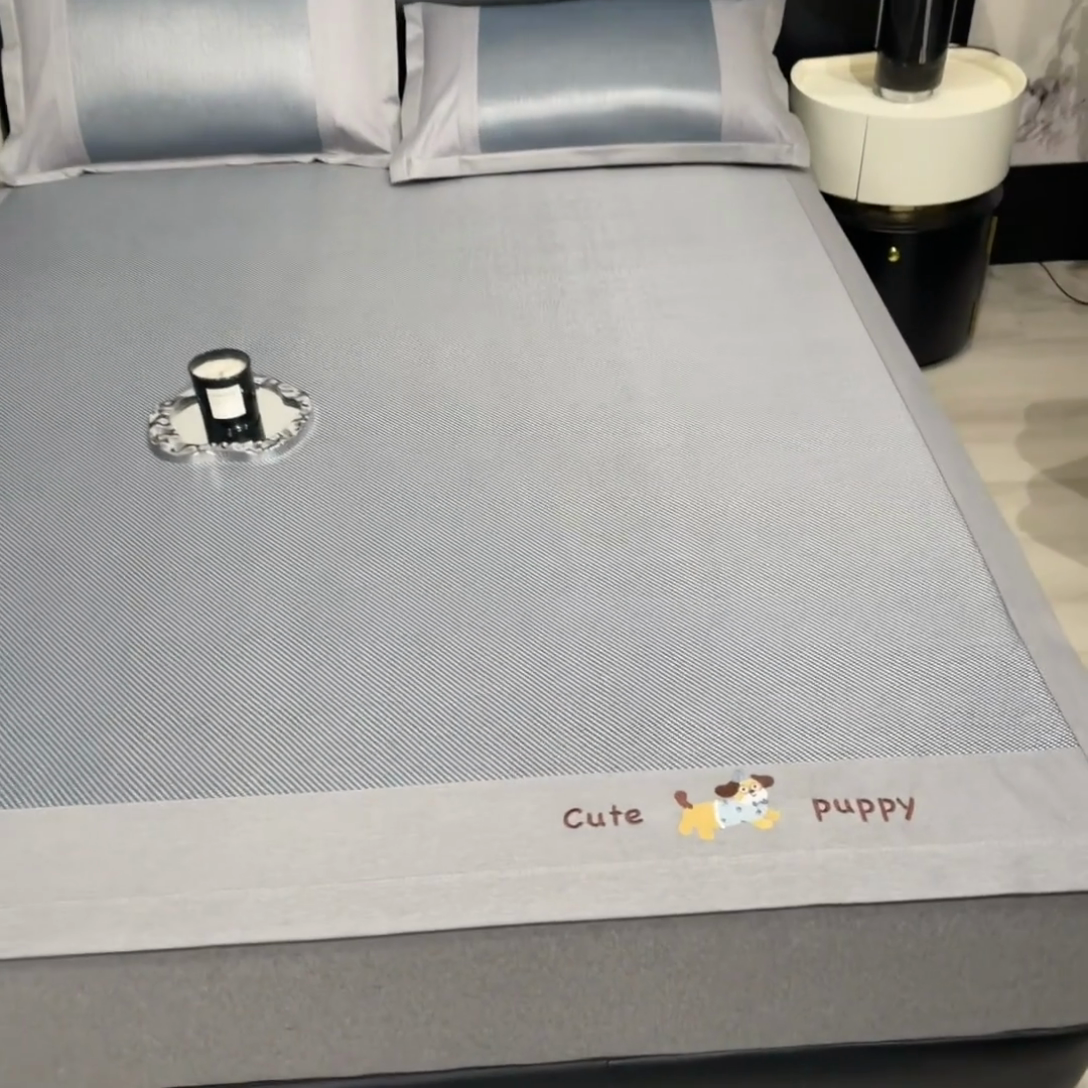 91家纺网 家纺一手货源 找家纺 倾慕家纺 2025新款倾慕刺绣冰藤席 刺绣小狗灰色床笠款