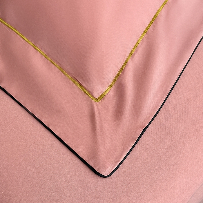 91家纺网 家纺一手货源 找家纺 宇彬家纺 2025新款直播热款13374全棉母婴级压线一字绣宽边枕套被套纯色滚边麻绳四件套贡缎新疆长绒 梦系列-奶油粉