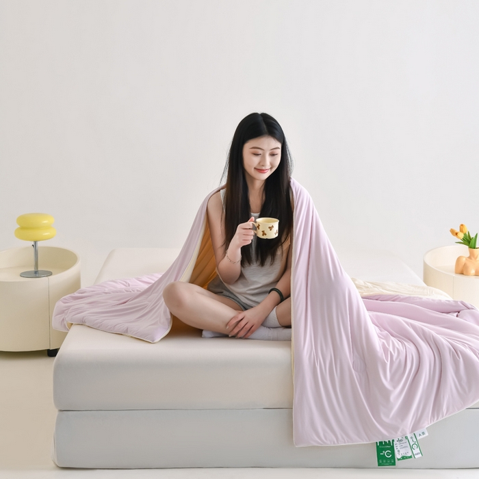 91家纺网 家纺一手货源 找家纺 圣尔雅2025新款A类高克重锦纶氨纶黑科技凉感夏被冰激凌空调被夏凉被 淡紫粉+黄