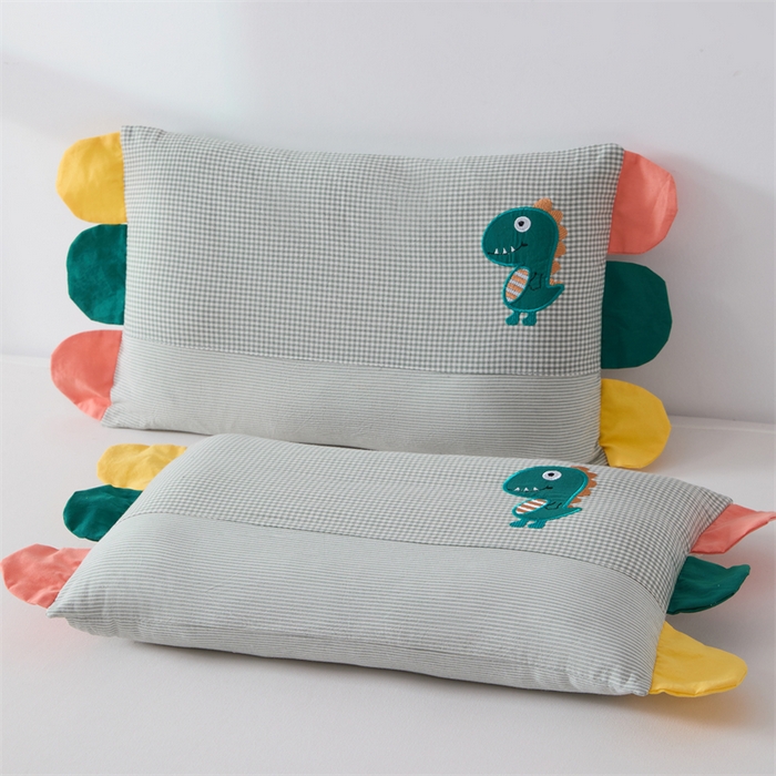 91家纺网 家纺一手货源 找家纺 大熊枕芯  2025新款贴布绣全棉水洗棉儿童荞麦枕 贴布绣-恐龙灰（枕套+羽丝绒内胆30*50cm）