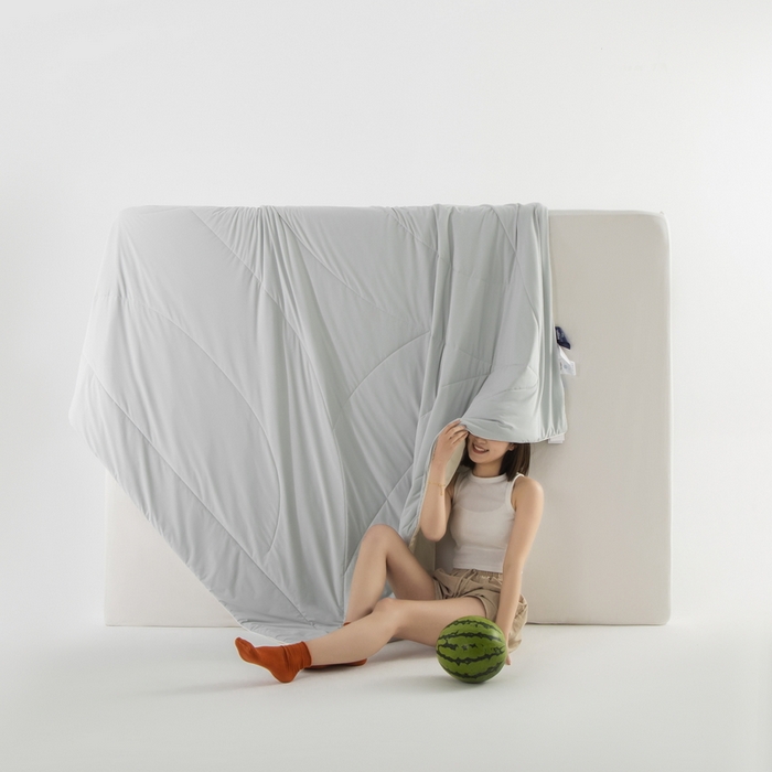 91家纺网 家纺一手货源 找家纺 金喜 2025新款锦氨冰川凉感被裸机面料夏凉被凉感薄被子-冰菓夏被 高级灰