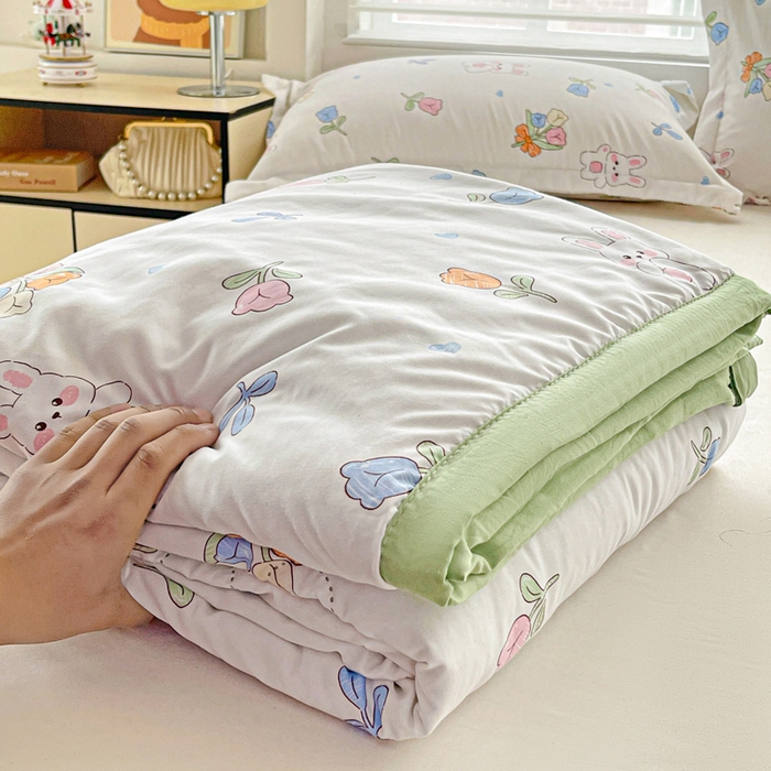 91家纺网 家纺一手货源 找家纺 富艺隆 2025新款水洗棉印花夏被 花园小兔