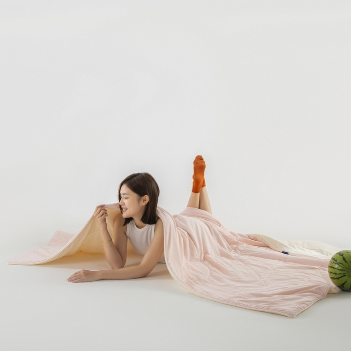 91家纺网 家纺一手货源 找家纺 金喜 2025新款锦氨冰川凉感被裸机面料夏凉被凉感薄被子-冰菓夏被 少女粉