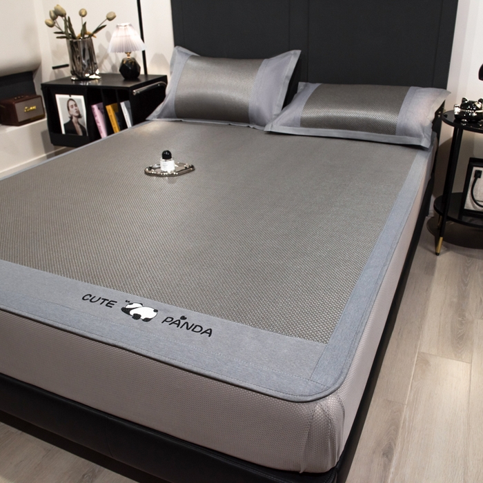 91家纺网 家纺一手货源 找家纺 倾慕家纺 2025新款倾慕刺绣冰藤席 刺绣熊猫灰色床笠款