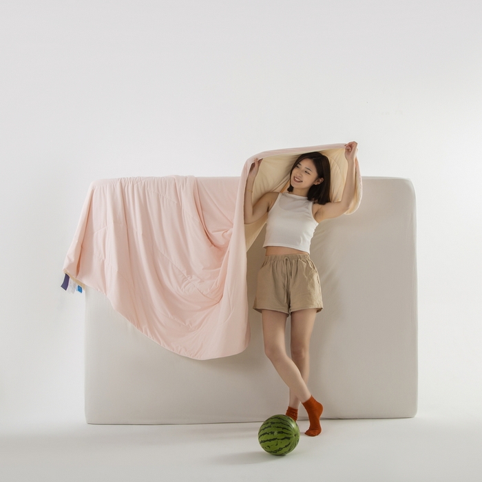 91家纺网 家纺一手货源 找家纺 金喜 2025新款锦氨冰川凉感被裸机面料夏凉被凉感薄被子-冰菓夏被 少女粉