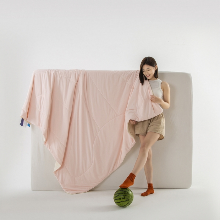 91家纺网 家纺一手货源 找家纺 金喜 2025新款锦氨冰川凉感被裸机面料夏凉被凉感薄被子-冰菓夏被 少女粉