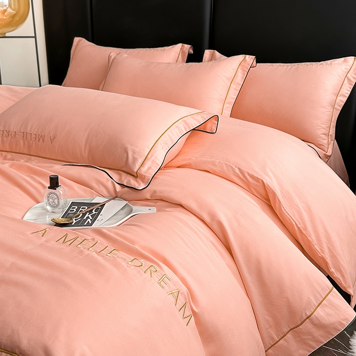 91家纺网 家纺一手货源 找家纺 宇彬家纺 2025新款直播热款13374全棉母婴级压线一字绣宽边枕套被套纯色滚边麻绳四件套贡缎新疆长绒 梦系列-玉颜粉