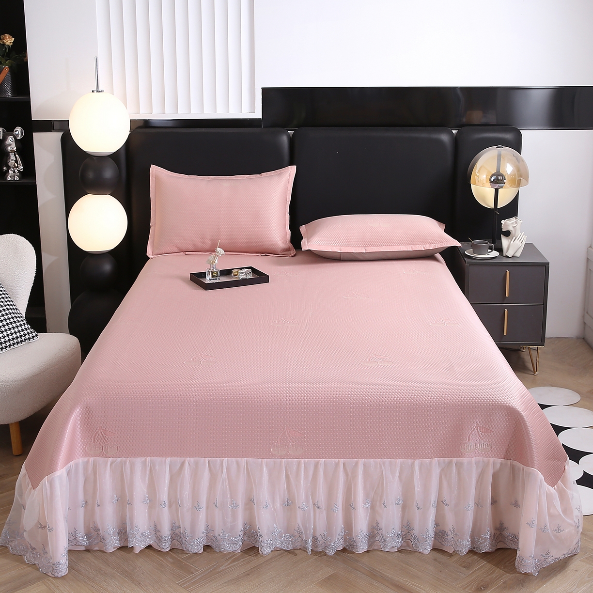 91家纺网 家纺一手货源 找家纺 青雅席业 2025年新款凉感因子母婴级凉感丝豆豆席床裙款 床裙樱桃-粉