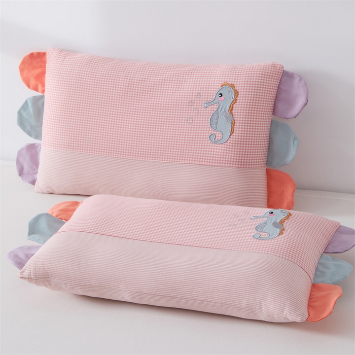 91家纺网 家纺一手货源 找家纺 大熊枕芯  2025新款贴布绣全棉水洗棉儿童荞麦枕 贴布绣-海马（枕套+羽丝绒内胆30*50cm）