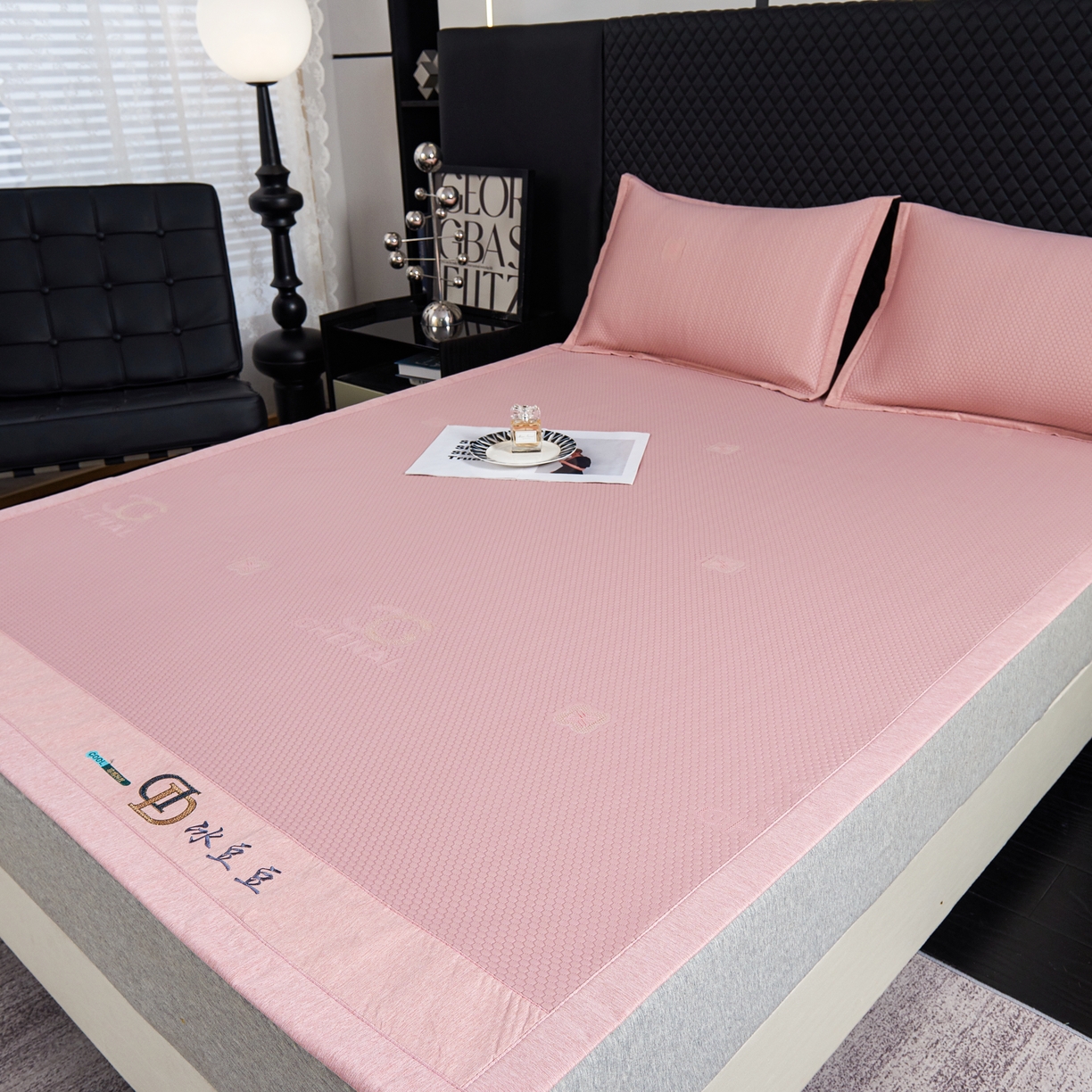 91家纺网 家纺一手货源 找家纺 青雅席业 2025年新款凉感因子母婴级凉感丝豆豆席 香奈儿-粉