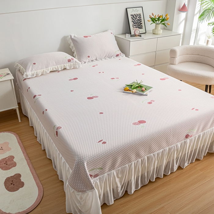 91家纺网 家纺一手货源 找家纺 春寻家纺 2025新款凉豆豆冰丝凉席席子-床裙款 小樱桃