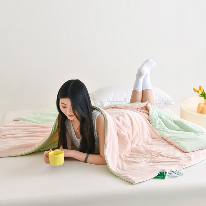 91家纺网 家纺一手货源 找家纺 圣尔雅2025新款A类高克重锦纶氨纶黑科技凉感夏被冰激凌空调被夏凉被 樱花粉+绿