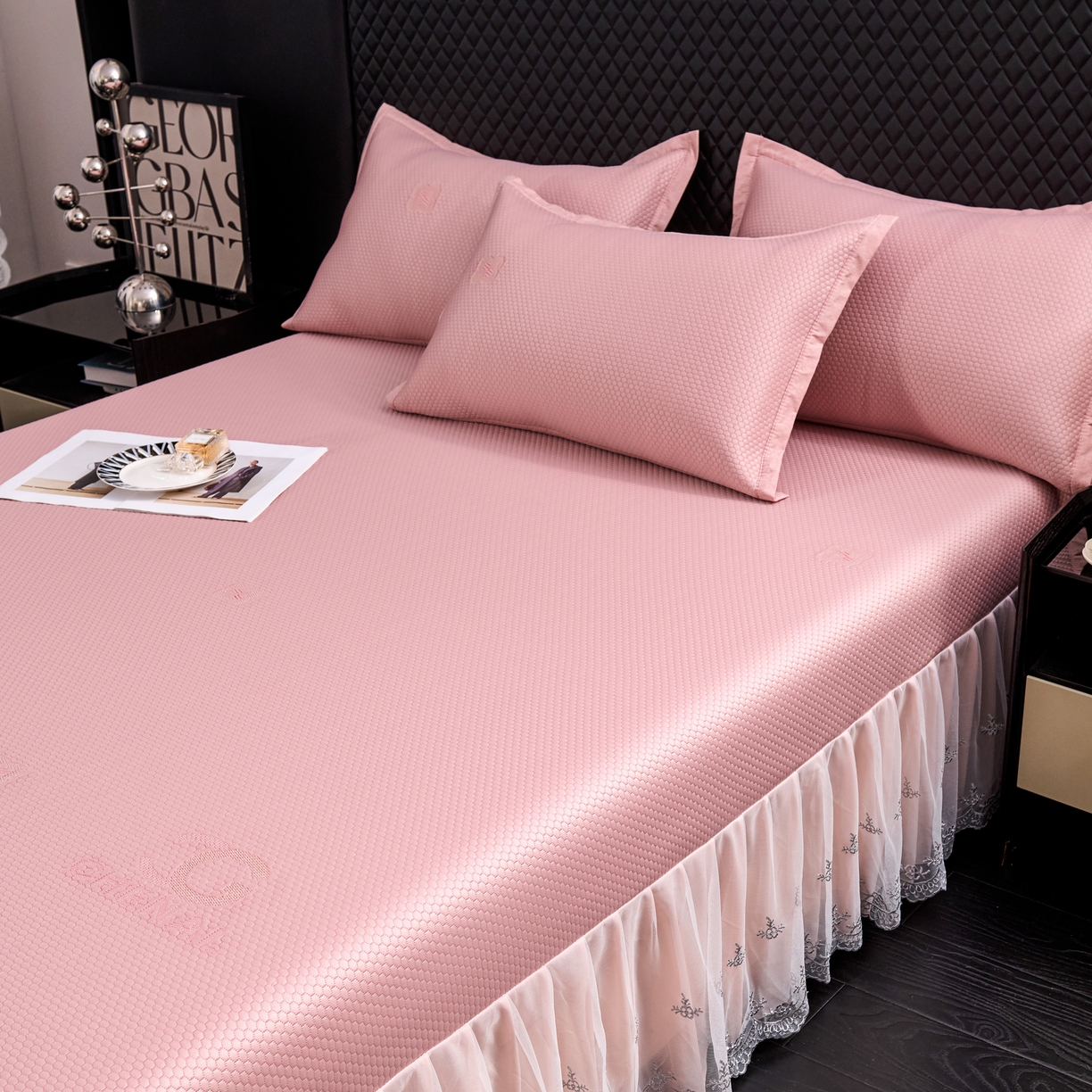 91家纺网 家纺一手货源 找家纺 青雅席业 2025年新款凉感因子母婴级凉感丝豆豆席床裙款 床裙香奈儿-粉