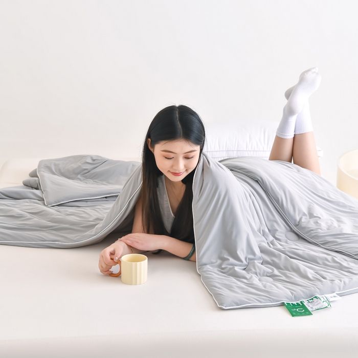 91家纺网 家纺一手货源 找家纺 圣尔雅2025新款A类高克重锦纶氨纶黑科技凉感夏被冰激凌空调被夏凉被 太空灰