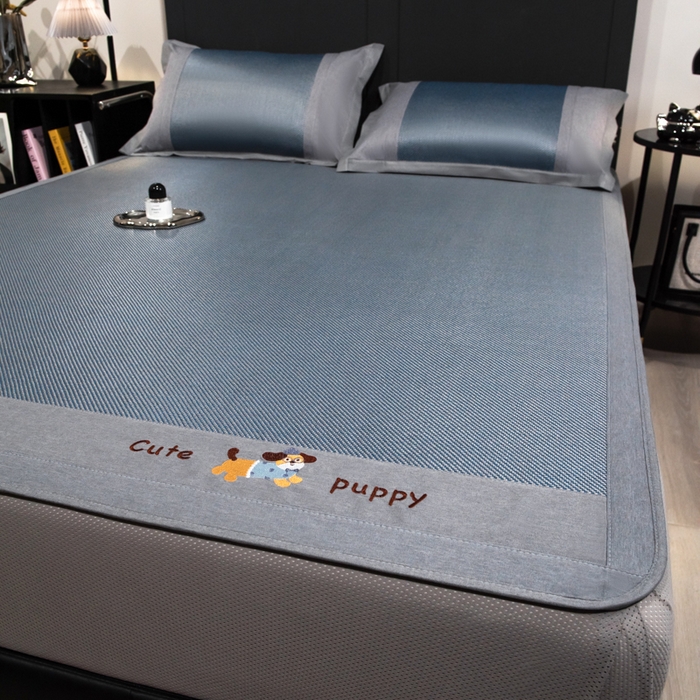 91家纺网 家纺一手货源 找家纺 倾慕家纺 2025新款倾慕刺绣冰藤席 刺绣小狗蓝色床笠款