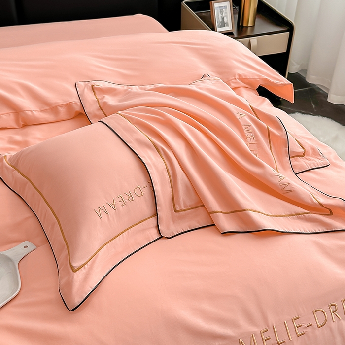 91家纺网 家纺一手货源 找家纺 宇彬家纺 2025新款直播热款13374全棉母婴级压线一字绣宽边枕套被套纯色滚边麻绳四件套贡缎新疆长绒 梦系列-玉颜粉