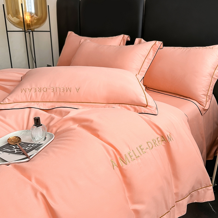 91家纺网 家纺一手货源 找家纺 宇彬家纺 2025新款直播热款13374全棉母婴级压线一字绣宽边枕套被套纯色滚边麻绳四件套贡缎新疆长绒 梦系列-玉颜粉