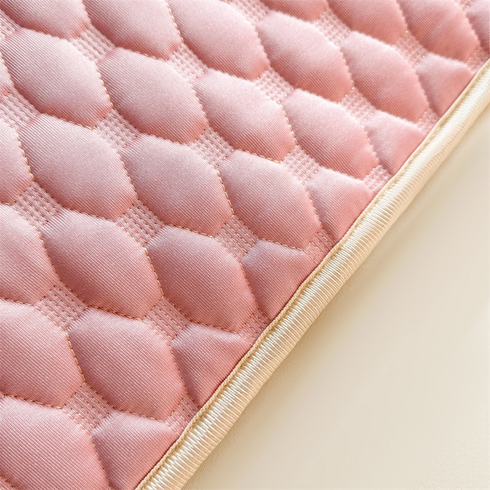 91家纺网 家纺一手货源 找家纺 情恒家纺 2025夏季款亮光布加厚双面用床头罩 樱桃粉