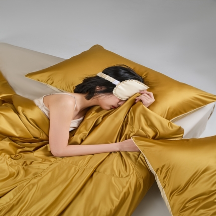 91家纺网 家纺一手货源 找家纺 CINNY馨宜 2025新款水光锦氨凉感夏被空调被 帝王黄