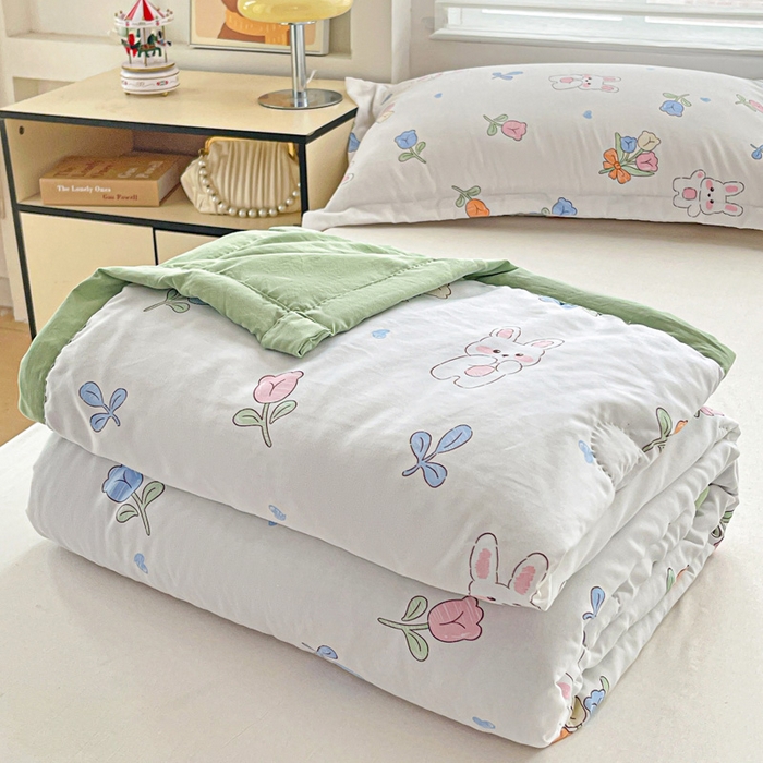 91家纺网 家纺一手货源 找家纺 富艺隆 2025新款水洗棉印花夏被 花园小兔