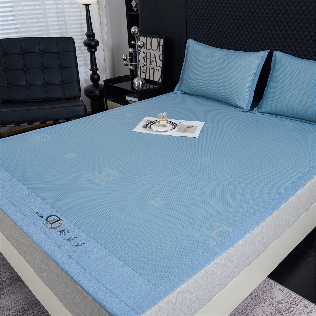 91家纺网 家纺一手货源 找家纺 青雅席业 2025年新款凉感因子母婴级凉感丝豆豆席 香奈儿-蓝