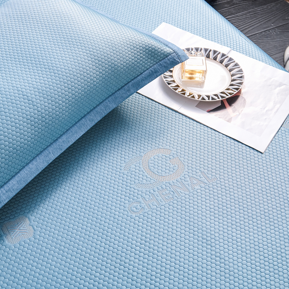 91家纺网 家纺一手货源 找家纺 青雅席业 2025年新款凉感因子母婴级凉感丝豆豆席床裙款 床裙香奈儿-蓝