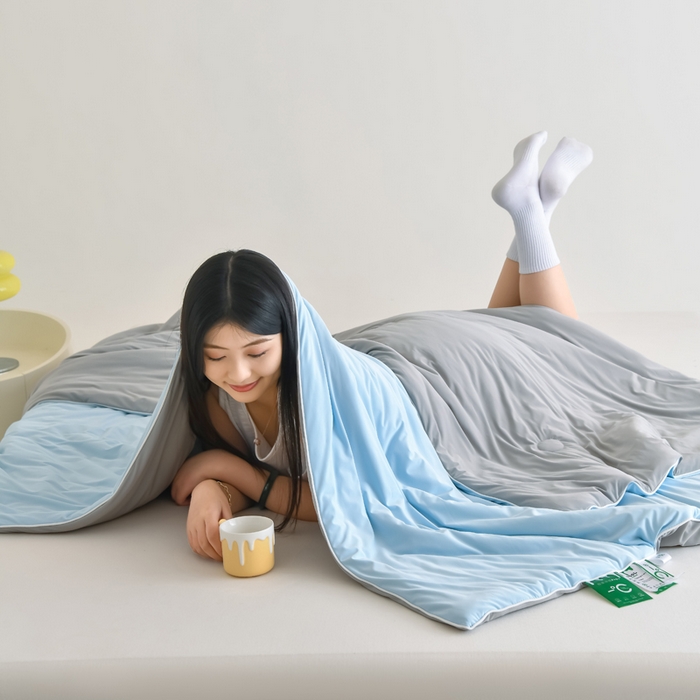 91家纺网 家纺一手货源 找家纺 圣尔雅2025新款A类高克重锦纶氨纶黑科技凉感夏被冰激凌空调被夏凉被 海水蓝+灰