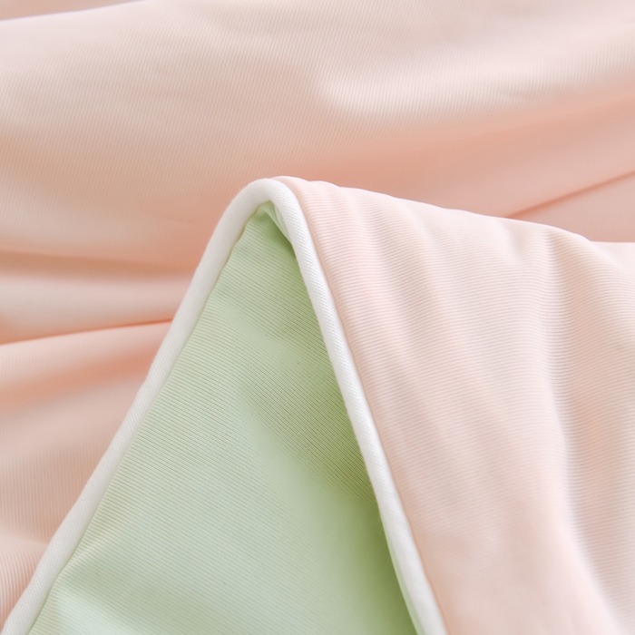 91家纺网 家纺一手货源 找家纺 圣尔雅2025新款A类高克重锦纶氨纶黑科技凉感夏被冰激凌空调被夏凉被 樱花粉+绿