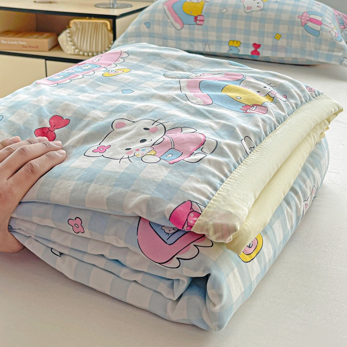 91家纺网 家纺一手货源 找家纺 富艺隆 2025新款水洗棉印花夏被 蛋糕小猫蓝