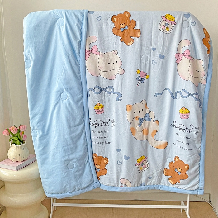 91家纺网 家纺一手货源 找家纺 富艺隆 2025新款水洗棉印花夏被 小猫逃离记