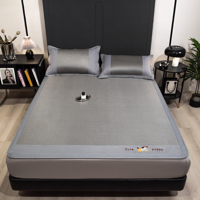 91家纺网 家纺一手货源 找家纺 倾慕家纺 2025新款倾慕刺绣冰藤席 刺绣小狗灰色床笠款